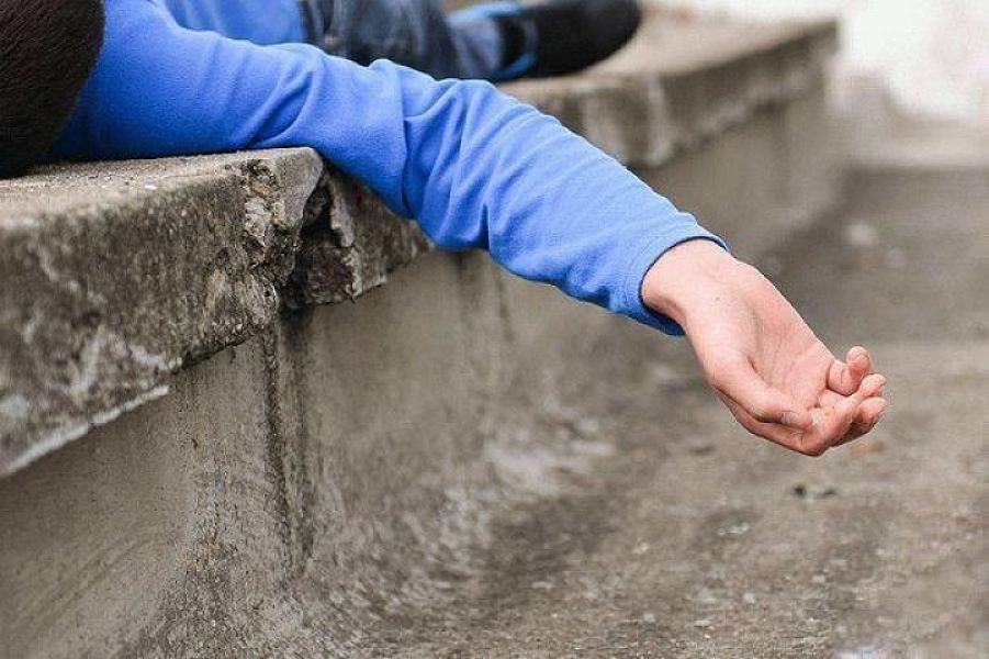 Bakıda tanınmış aktyor özünü asıb
