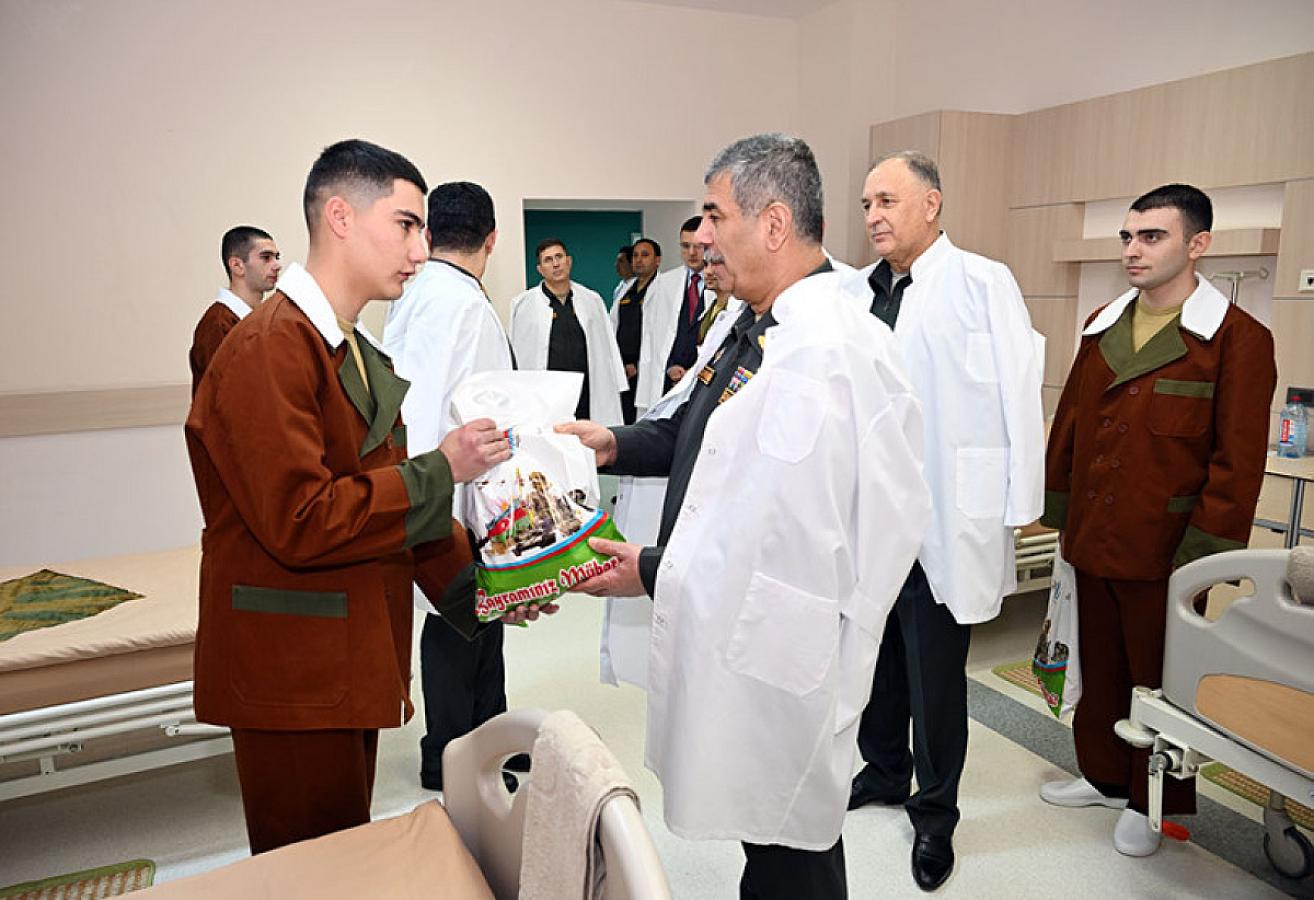 Müdafiə Nazirliyinin rəhbərliyi müalicə olunan hərbi qulluqçuları ziyarət edib