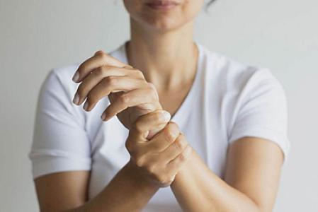 Qadının biləyinin sızıldaması sağalmaz xəstəliyini ortaya çıxarıb