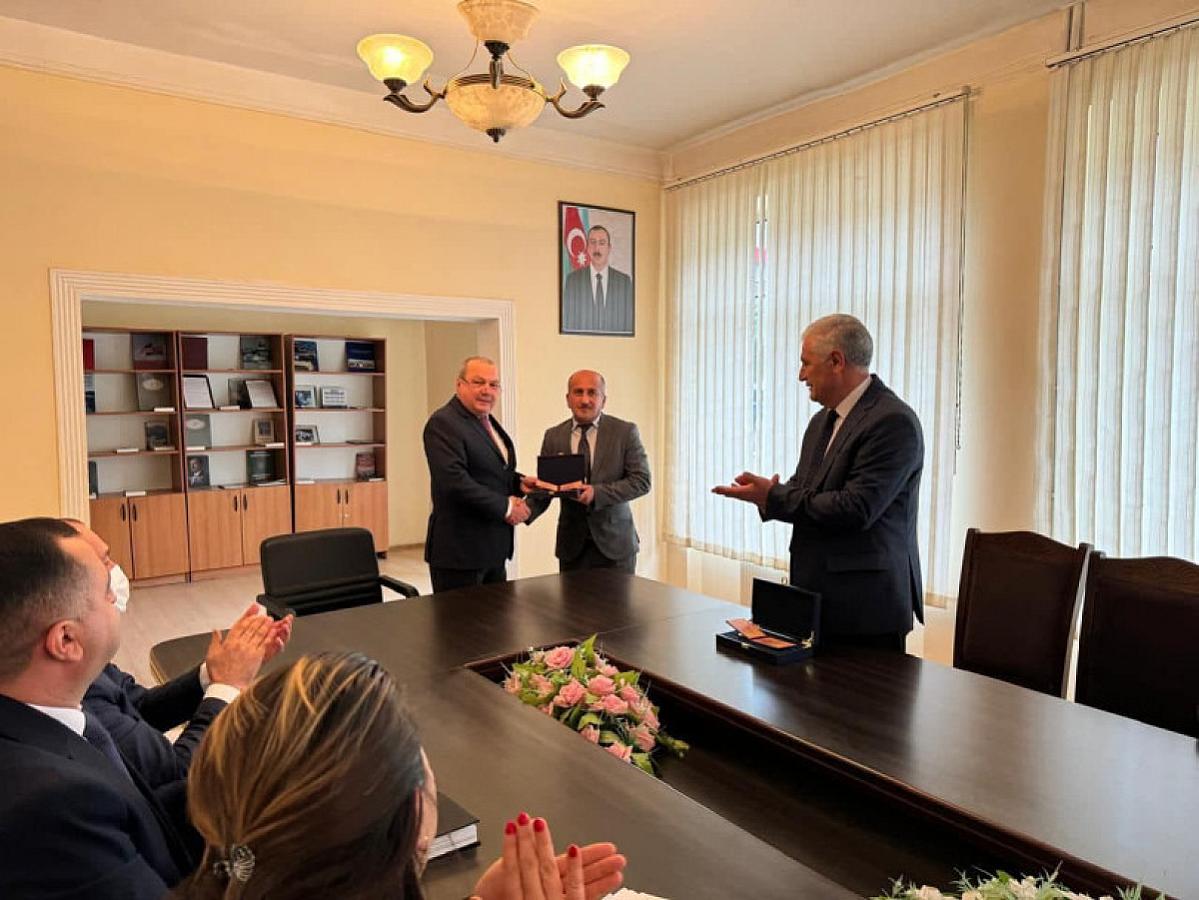 Prezident bu xəstəxananın direktorunu təltif etdi