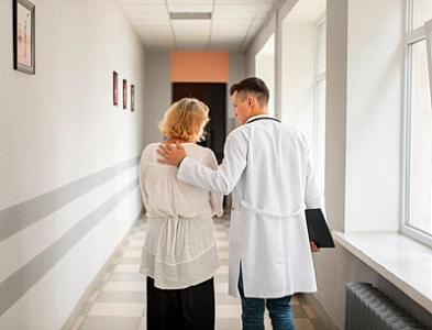 Həkimlər 45 yaşlı qadının gözündən səkkiz santimetrlik budaq çıxarıb - FOTO