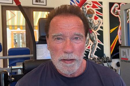 Arnold Şvartsenegger əməliyyat olunub