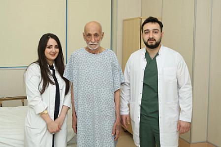 Yeni Klinikada əməliyyat olunan 86 yaşlı kişi evə buraxılıb