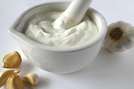 Sarımsaqlı qatığın faydaları və zərərləri