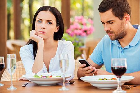 Qarşı tərəfin sizi sevmədiyini göstərən 4 davranış