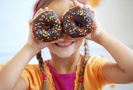 Amerikalı aktrisa uşaqlara sağlam qidalanmağı öyrətmək üçün qeyri-adi bir üsul