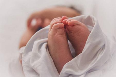 Qanada anası tərəfindən torpağa diri-diri basdırılan körpə sağ tapılıb