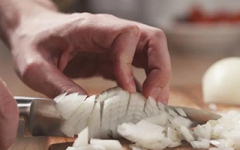 Soğan doğrayanda gözlərin sulanmasının qarşısını almaq üçün 3 SADƏ ÜSUL