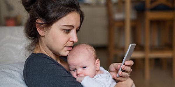 Sosial media yeni doğum etmiş qadınlara