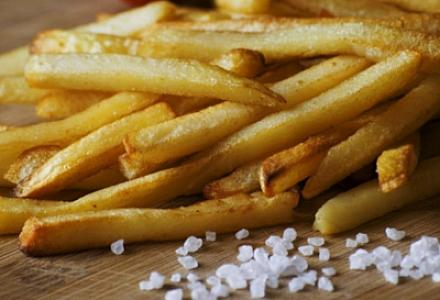 Tədqiqat: Zərərli qidaların niyə xərçəngə səbəb olduğu məlum olub