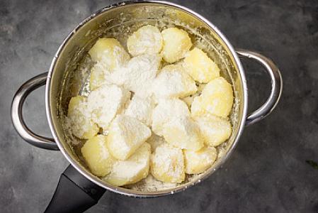 Niyə qızartmazdan əvvəl kartofun üzərinə un səpirlər?