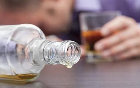 İranda 29 həkim saxta spirtli içkidən zəhərlənib