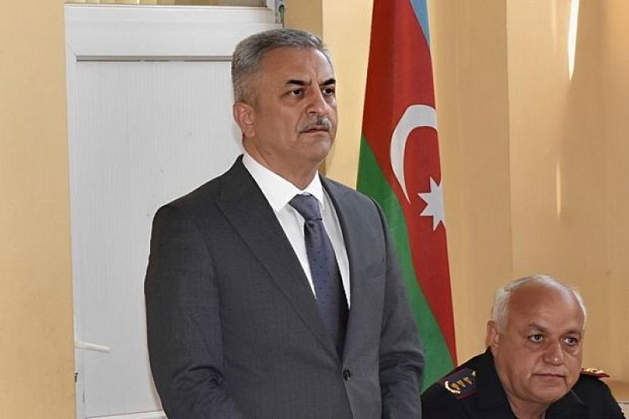 Azərbaycanda icra başçısının səsini eşitmədiyi üçün mikrofonla danışmağını istəyən əlil
