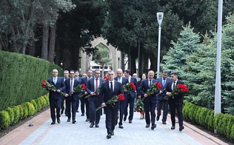 Səhiyyə Nazirliyinin rəhbərliyi və kollektivi Heydər Əliyevin xatirəsini yad ediblər