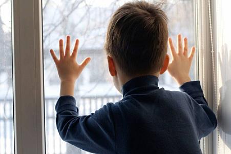 13-cü mərtəbədən yıxılan uşaq