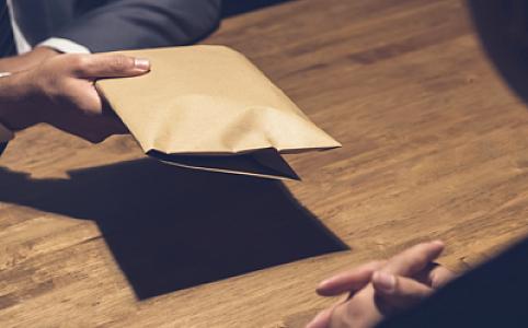 Azərbaycanda korrupsiya ilə bağlı məlumat verən şəxslər