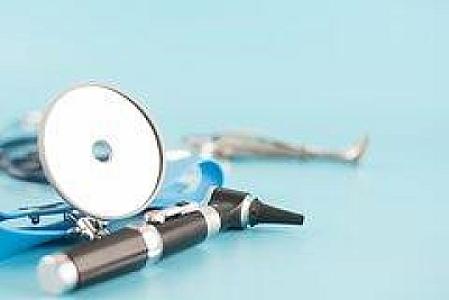 Allergiyadan şikayət edən qadının burnundan görün