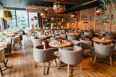 Restoranlarda bir müştərinin önündə qalan artıq yeməklər digər müştəriyə