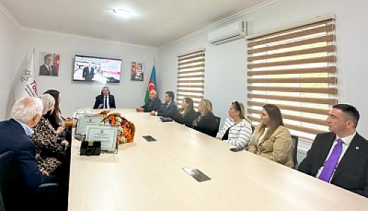 Doğuş prosesini təcili tibbi yardım avtomobilində idarə edən tibb işçiləri