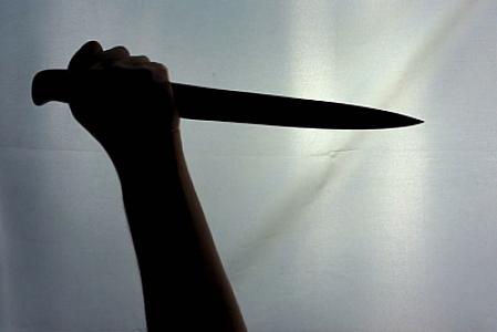 Bakıda dava edən qonşuları ayıran qadın boğazından bıçaqlanıb