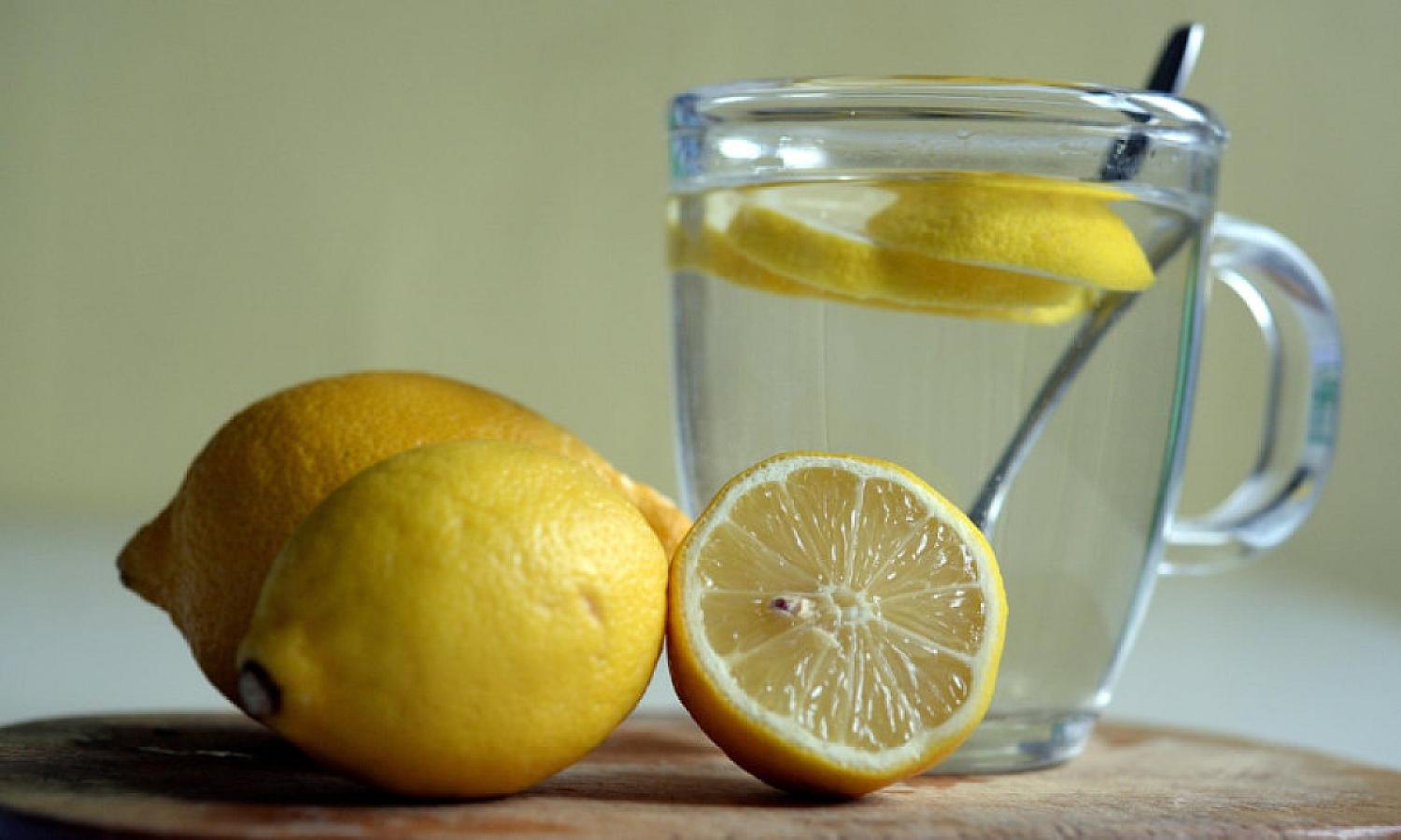 Limonun üzərinə qaynar su tökün