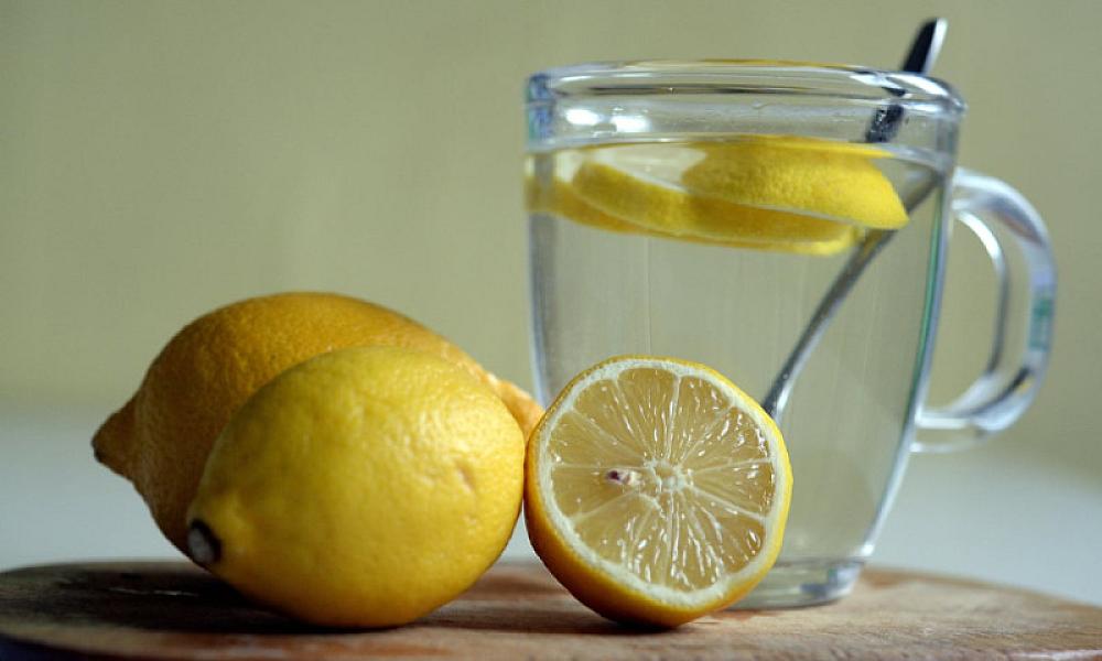 Limonun üzərinə qaynar su tökün