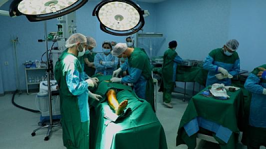 Türkiyəli və azərbaycanlı həkim heyəti Vətən müharibəsi qazisi üzərində