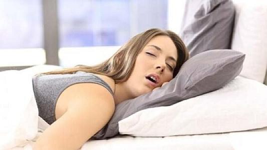 Yatarkən ağızdan axan maye nəyi göstərir?