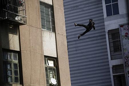 Özünü binadan atdı, başqasının üstünə düşdü -