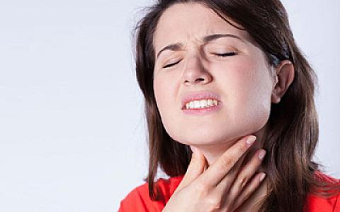 Boğazda ilişmiş balıq sümüyü xərçəngə