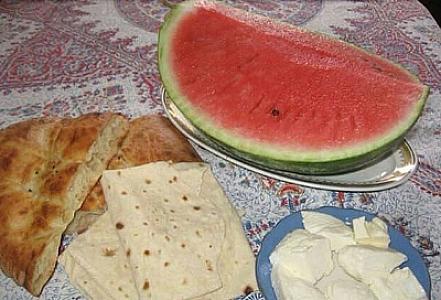 Yayın sevimli yeməyi: isti təndir çörəyi, pendir və qarpız -