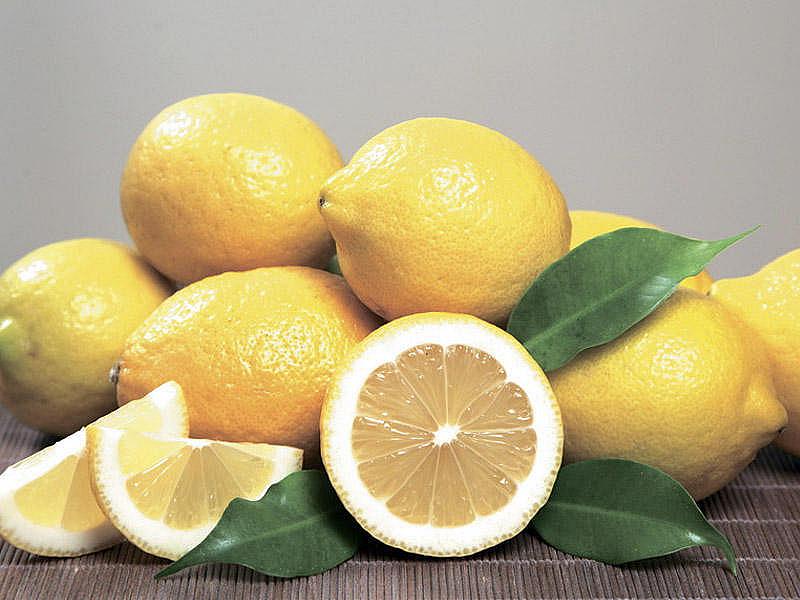 Yetişməmiş limon və portağal: