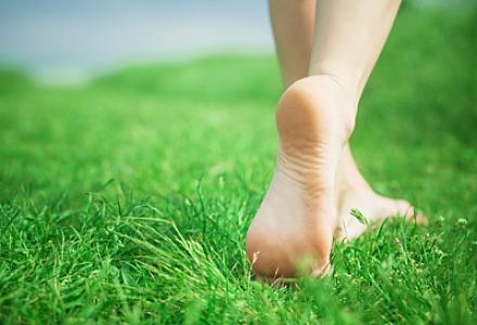Ayaqyalın gəzməyin faydaları: