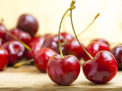 Bölgələrdə 1 manata satılan gilas paytaxt bazarlarında