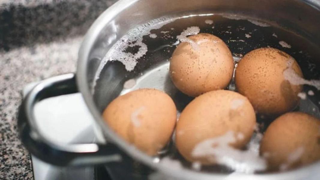 Yumurtaları qaynadarkən 1 qaşıq əlavə edin,