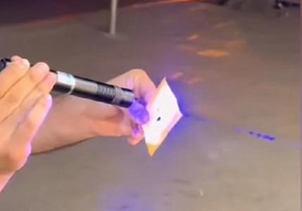 Oyuncaq mağazalarında satılan kəsici lazerlər