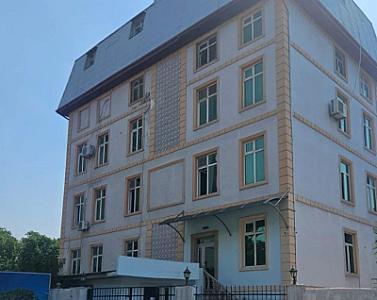 Bakıda məşhur klinikanın girişinə