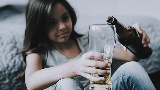 Alimlər içki qəbul edən yeniyetmələrin beynində