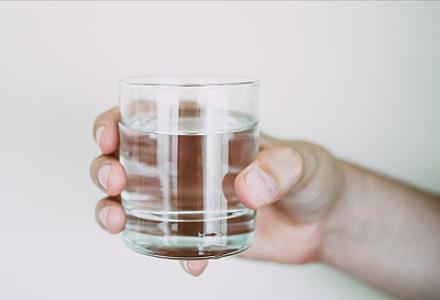 Az su içmək böyrək daşı riskini artırır