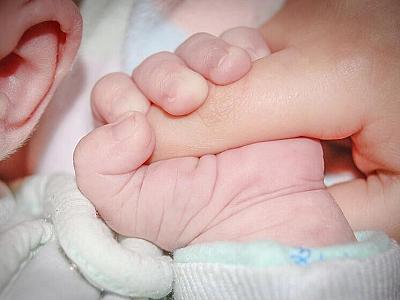 52 yaşlı ana xəstə qızının əvəzinə uşaq doğdu