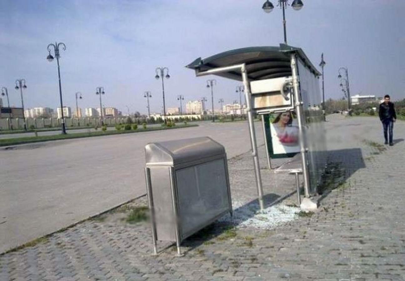 Bakıda avtobus dayanacağında azyaşlını elektrik cərəyanı vurub