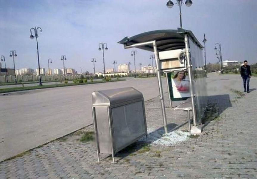 Bakıda avtobus dayanacağında azyaşlını elektrik cərəyanı vurub