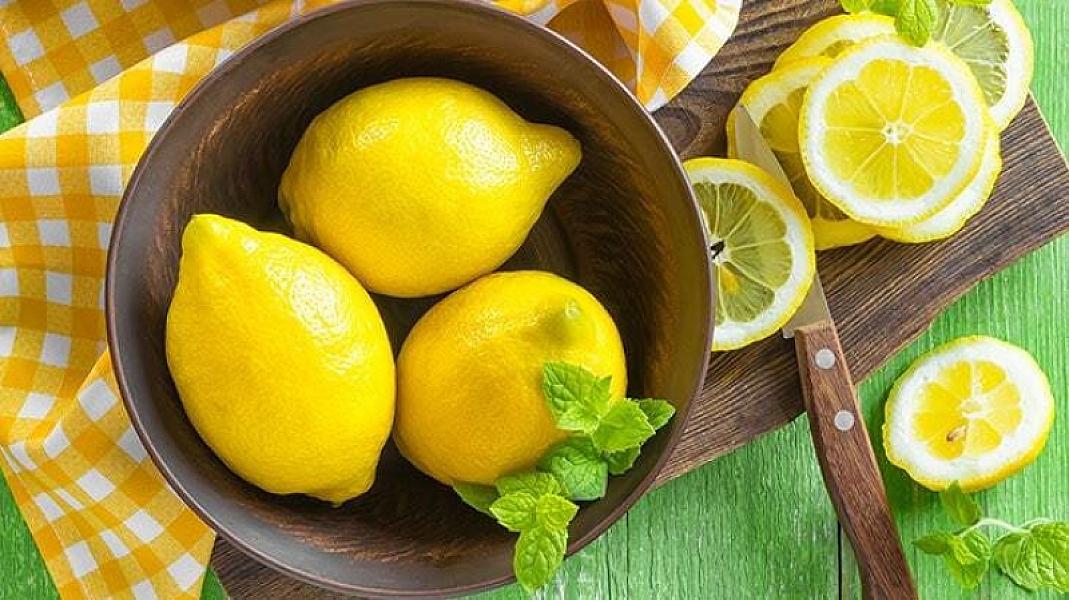 Axşam otağa qoyulan limon dilimlərinin -