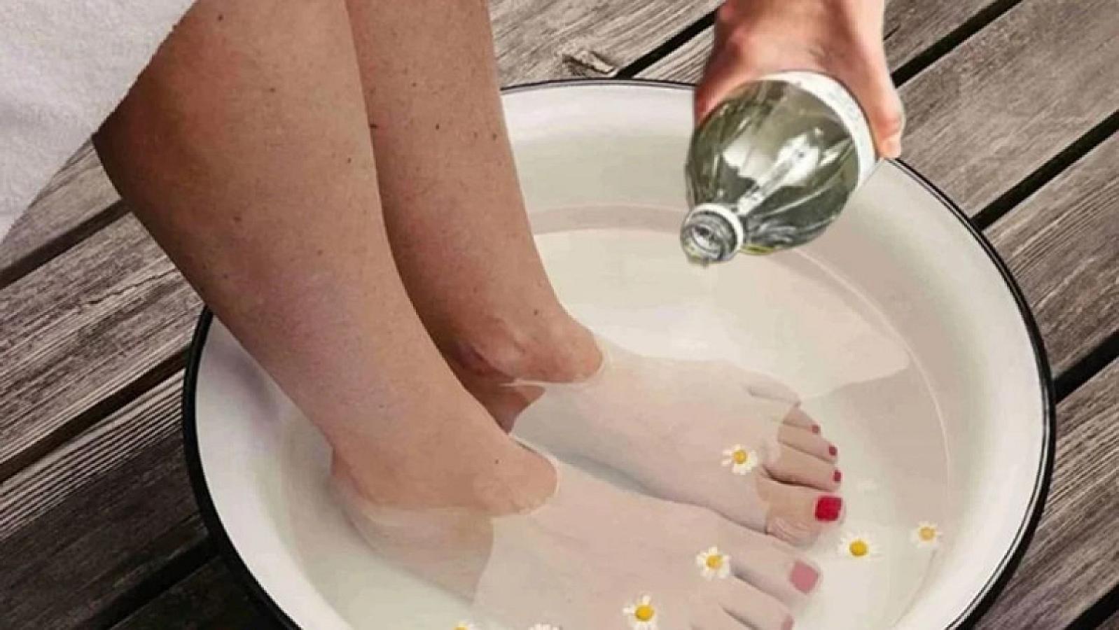 Ayaqları sirkəli suda saxlamağın