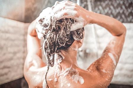 Saçımızı yuyarkən hansı səhvlərə yol veririk?