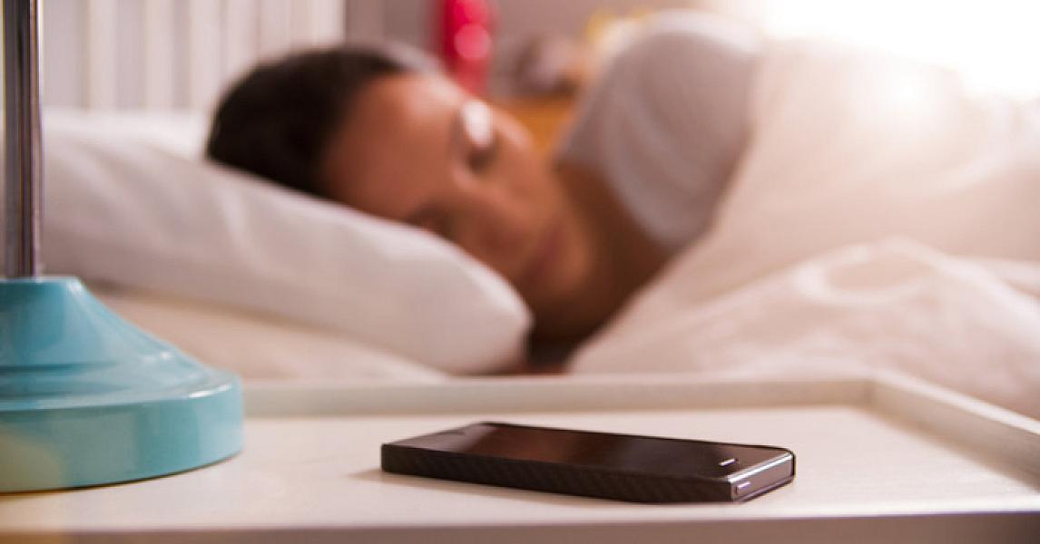 Telefonun yanında yatmaq xərçəng yaradır -