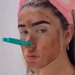 Gözəlləşmək üçün üzünə öz nəcisindən maska edir –