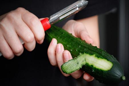 Alimlər xiyar qabığında təhlükəli maddə aşkar etdilər -