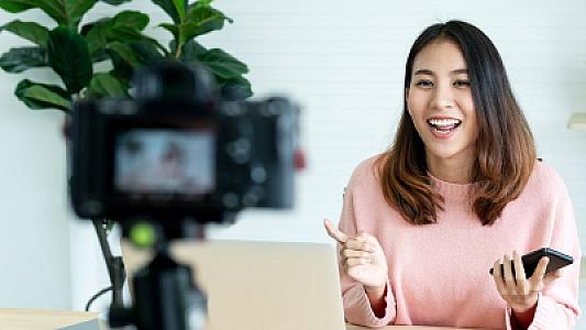 "Sosial şəbəkələrdən çıxmayıb, hər şeyi orada paylaşan insanlar daxilən təkdir"