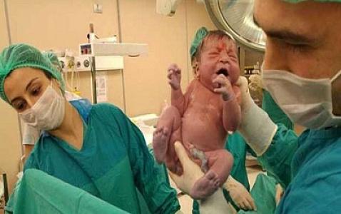 Hamiləliyini inkar edən qadın müayinədə